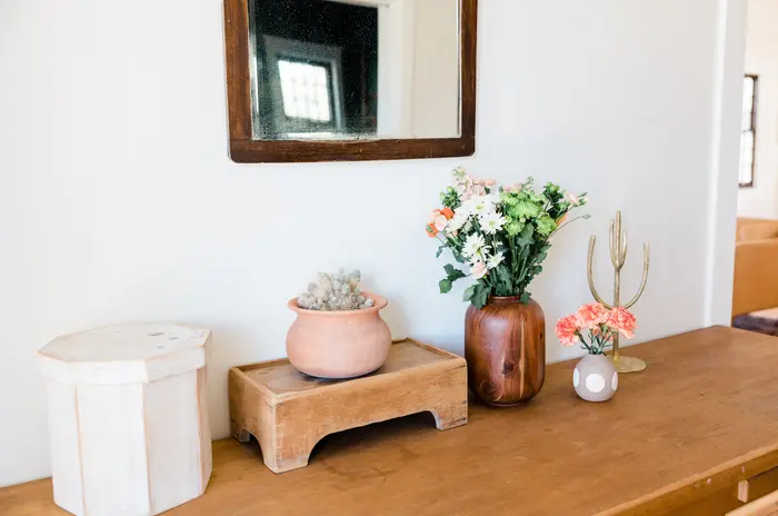 Entrance commode